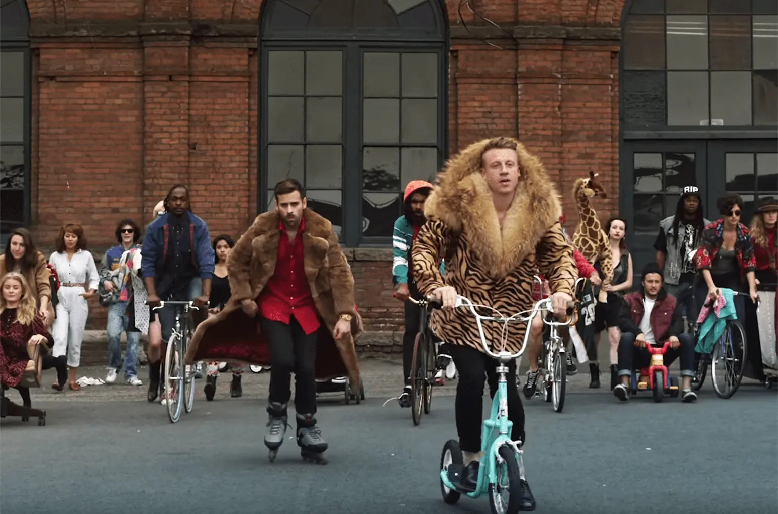 groupe de personne en vélo sur la cover du titre Thrift shop