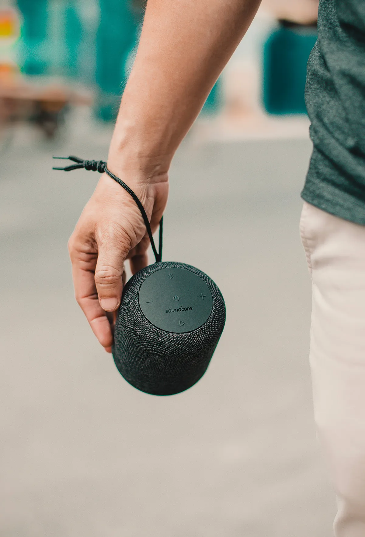 plan rapproché sur un homme avec une enceinte bluetooth portable