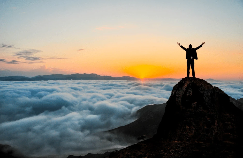 homme au sommet d'une montagne