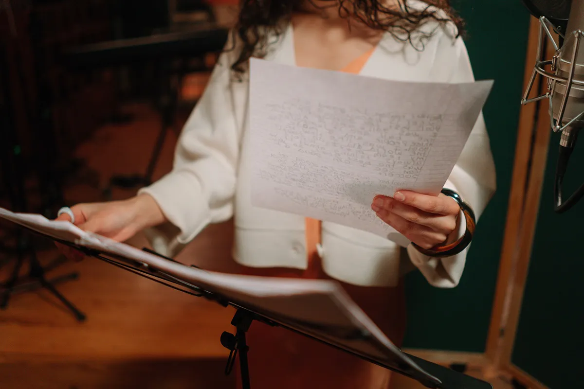 chanteuse en train de preparer ses notes avant de chanter