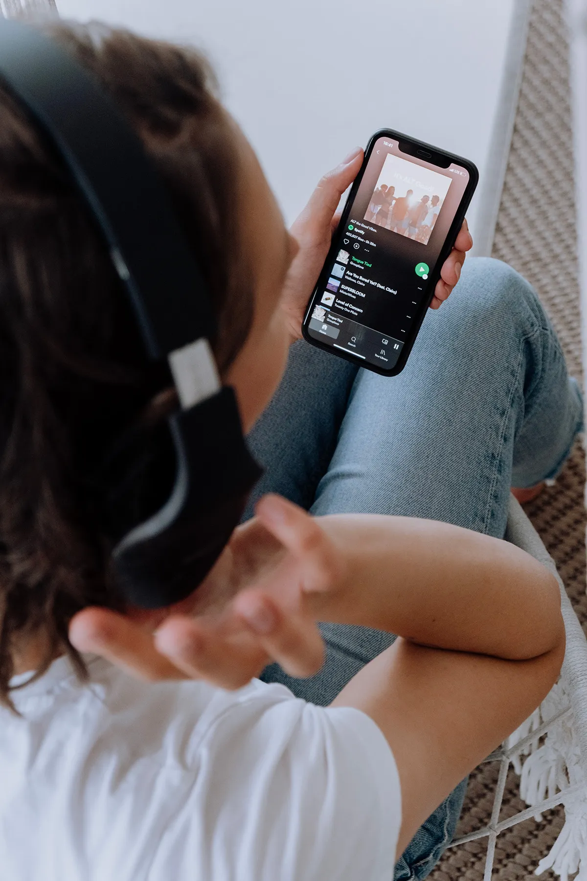 jeune femme écoutant des chansons sur spotify avec son casque