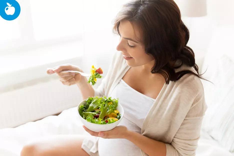 femme enceinte en train de manger