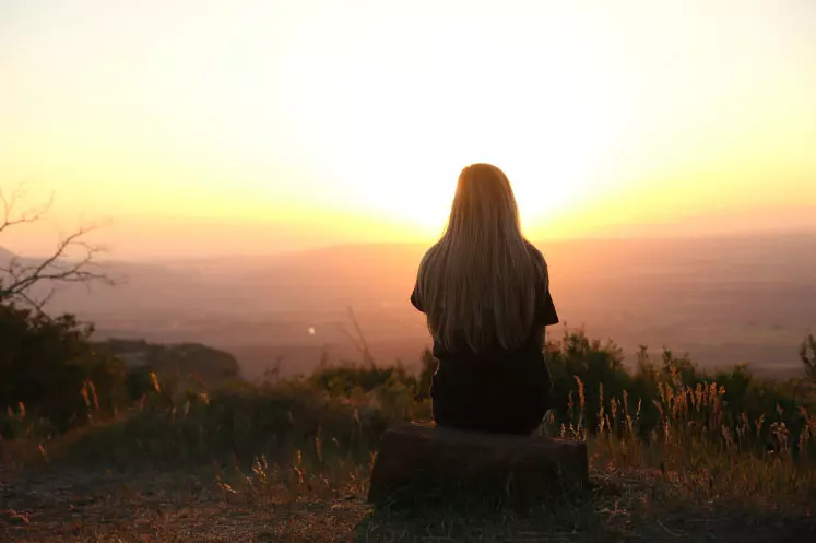 femme observant le lever du soleil