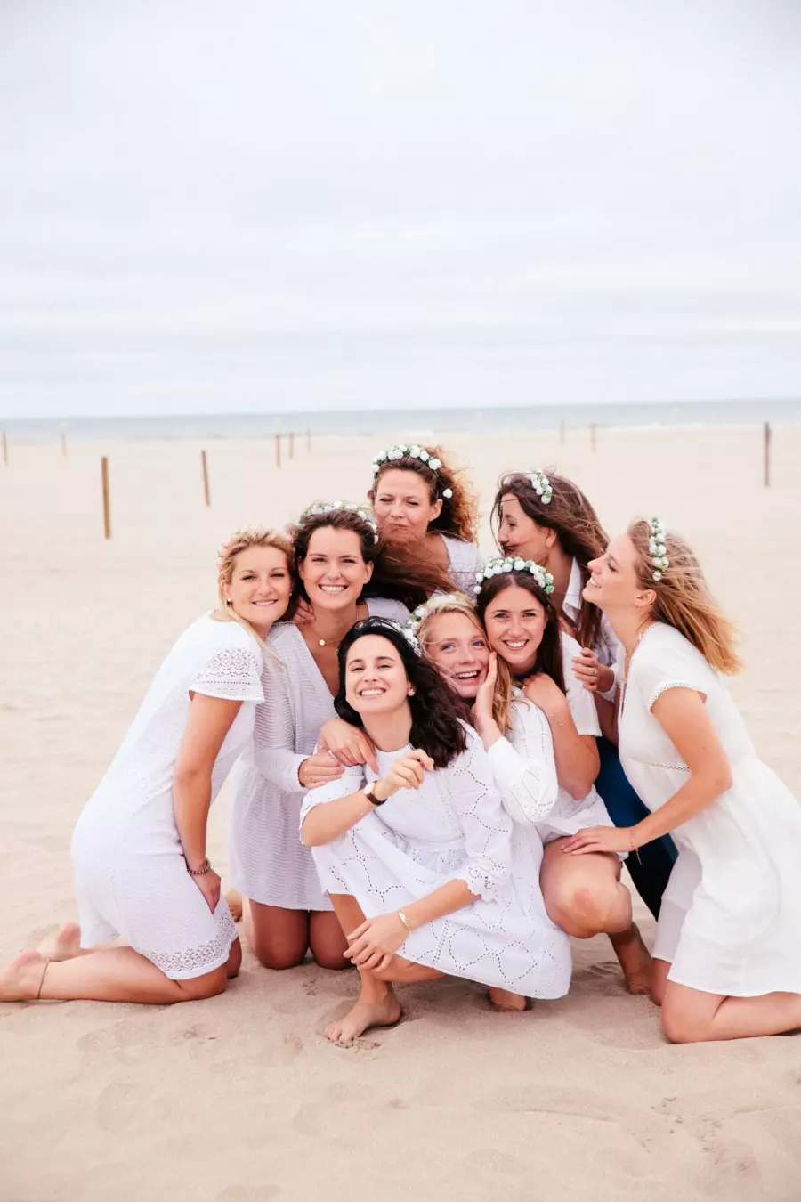 groupe d'amis entourant la future mariée pour son evjf sur la plage