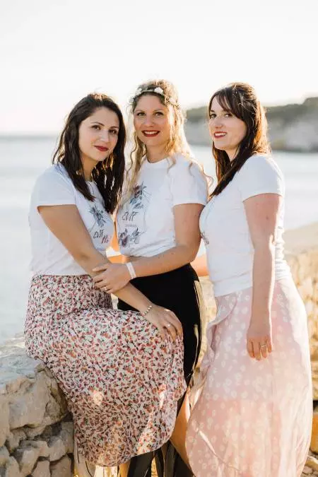 photo de la mariée et ses demoiselles devant la mer