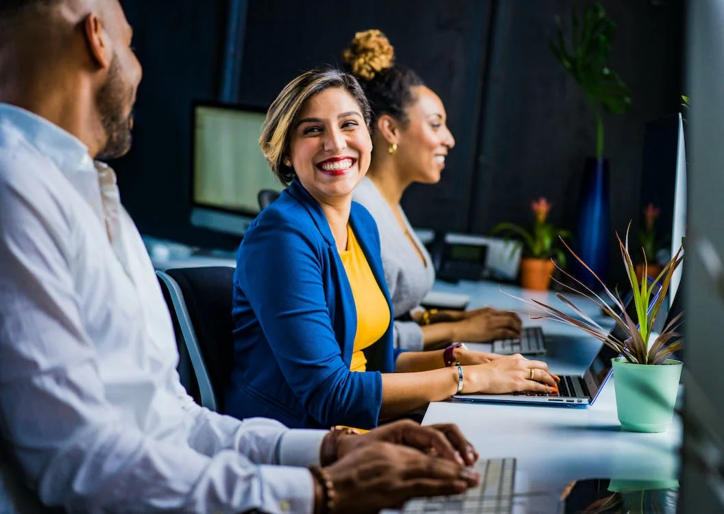 Salariée souriante symbolisant amélioration des conditions de travail