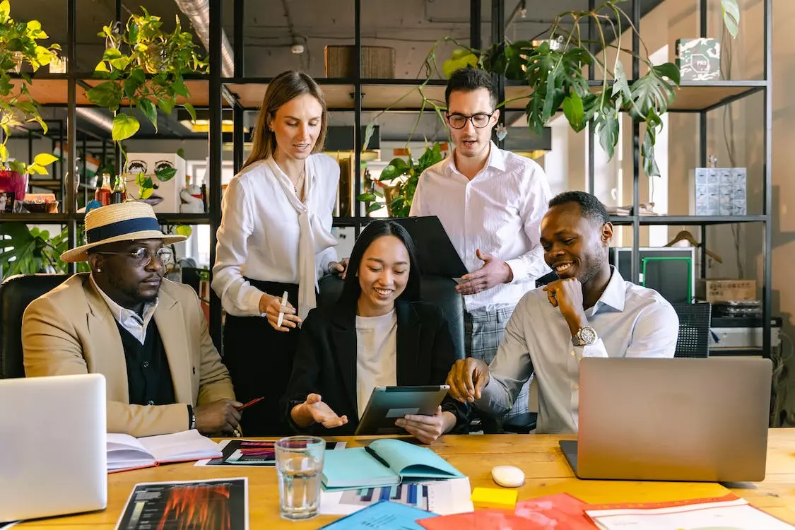 Équipe de travailleurs souriants et engagés, représentant une atmosphère positive au sein de l'entreprise