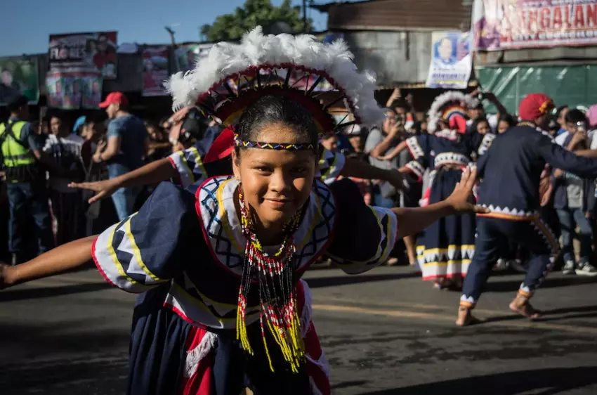 Scène vibrante lors d'un festival de chant, avec des personnes d'une même communauté