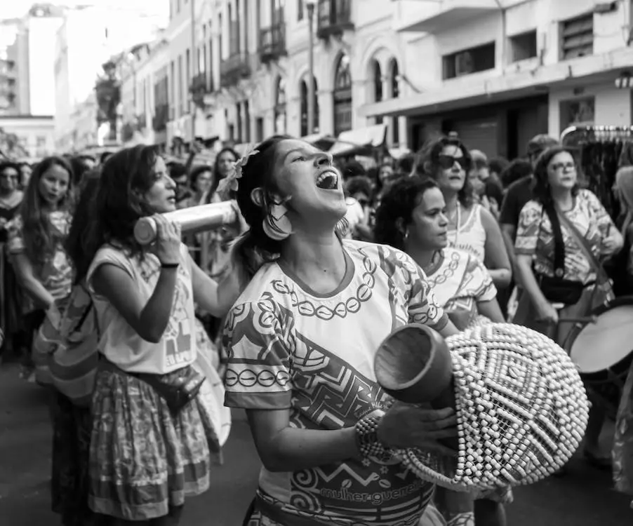 Rituel tribal avec des membres de la communauté chantant ensemble.