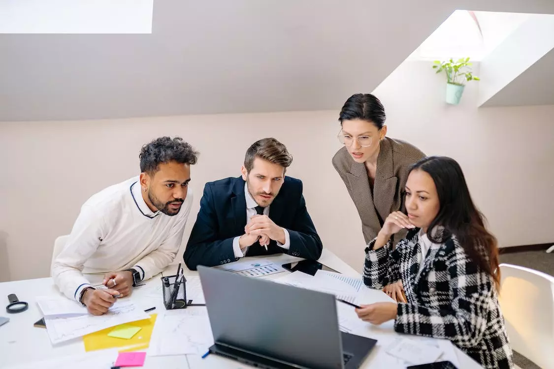 Équipe en train de travailler ensemble, illustrant les avantages du team building tels que la communication, la confiance et la motivation