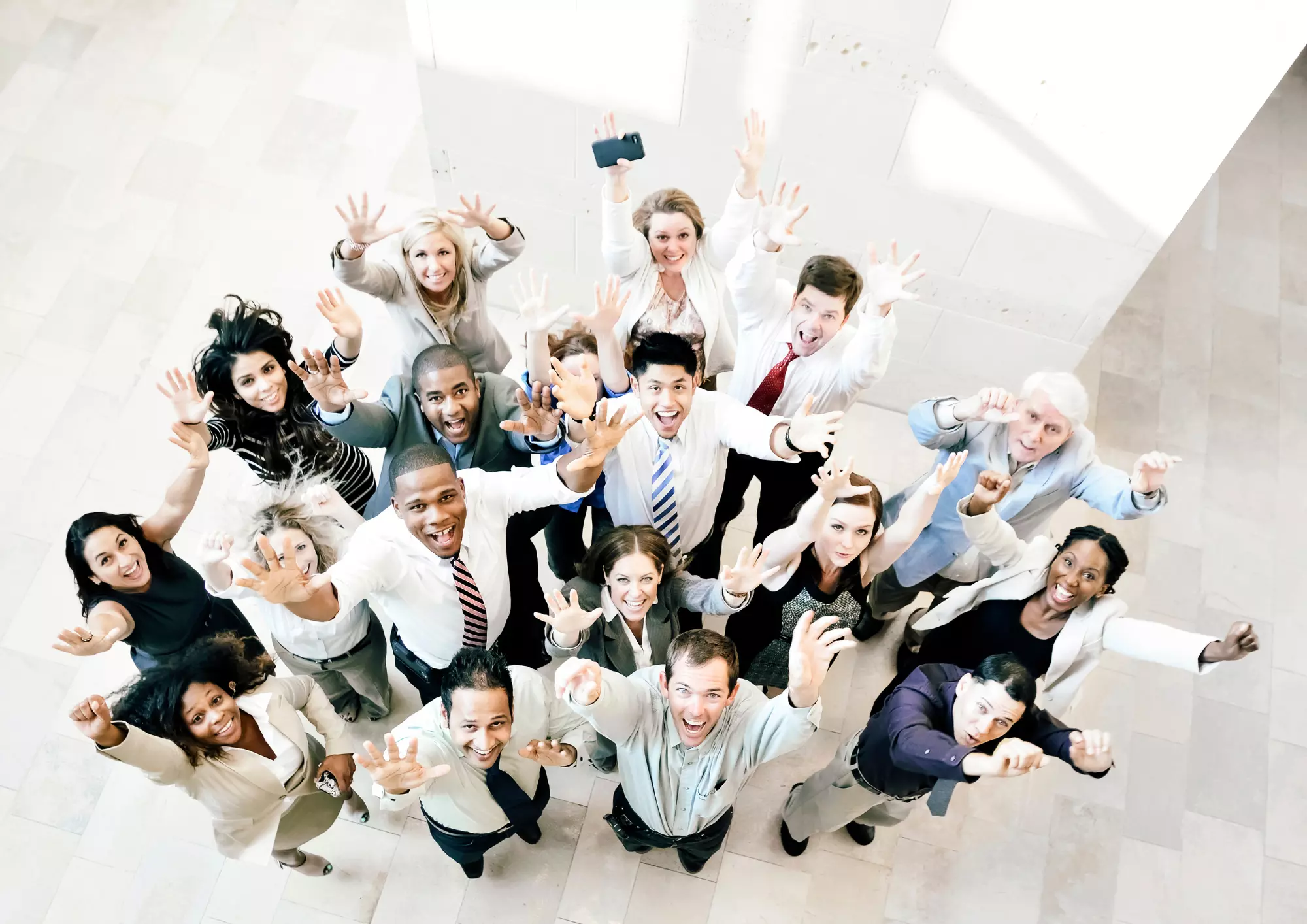 Équipe unie et souriante, symbolisant les liens solides créés grâce au team building