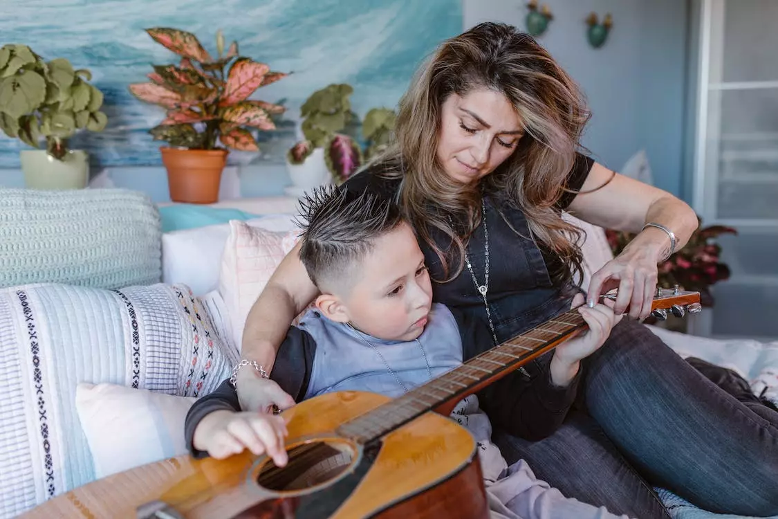 Maman partageant sa passion pour la musique avec son fils