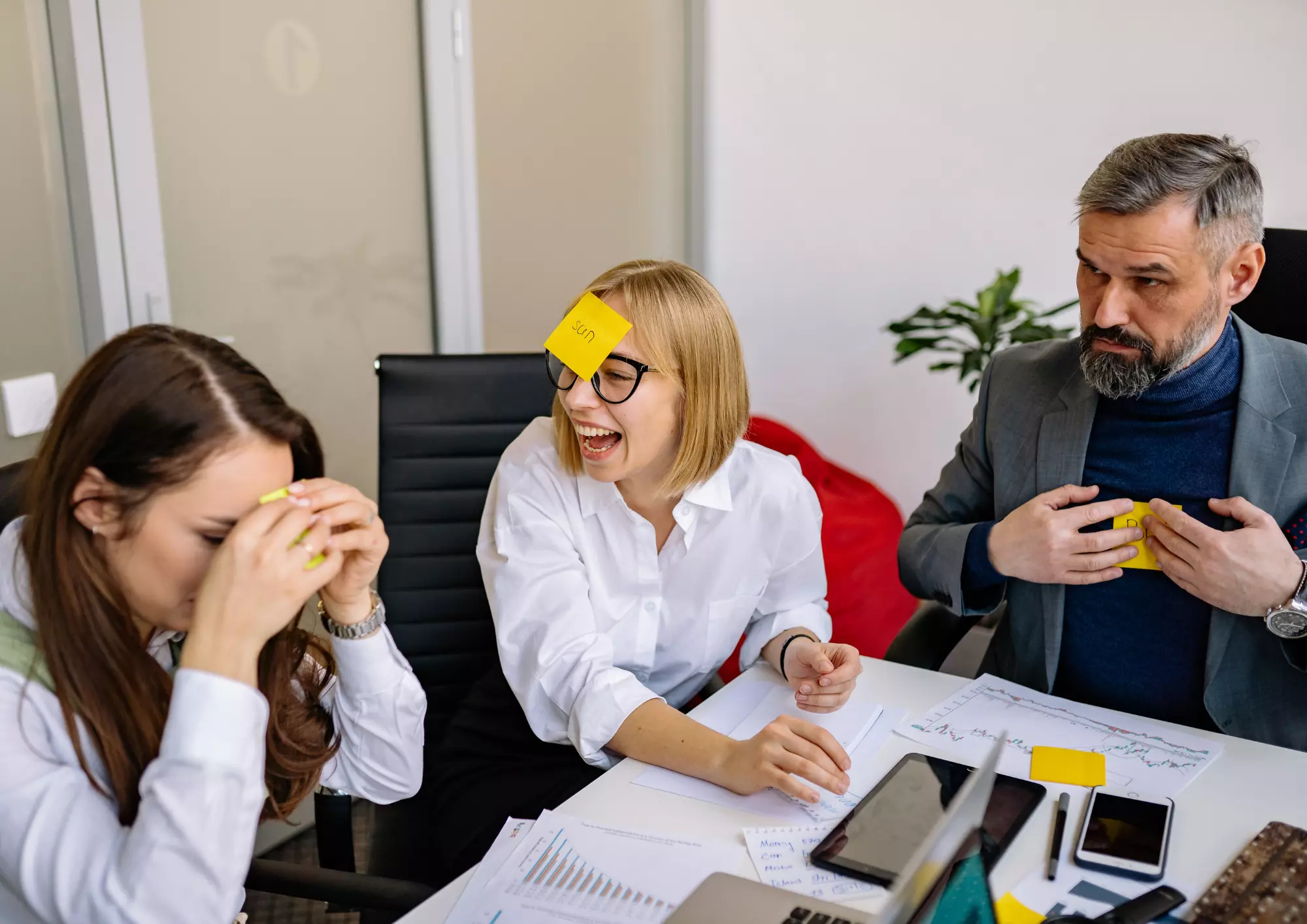 Équipe échangeant des idées et discutant lors d'une activité de team building