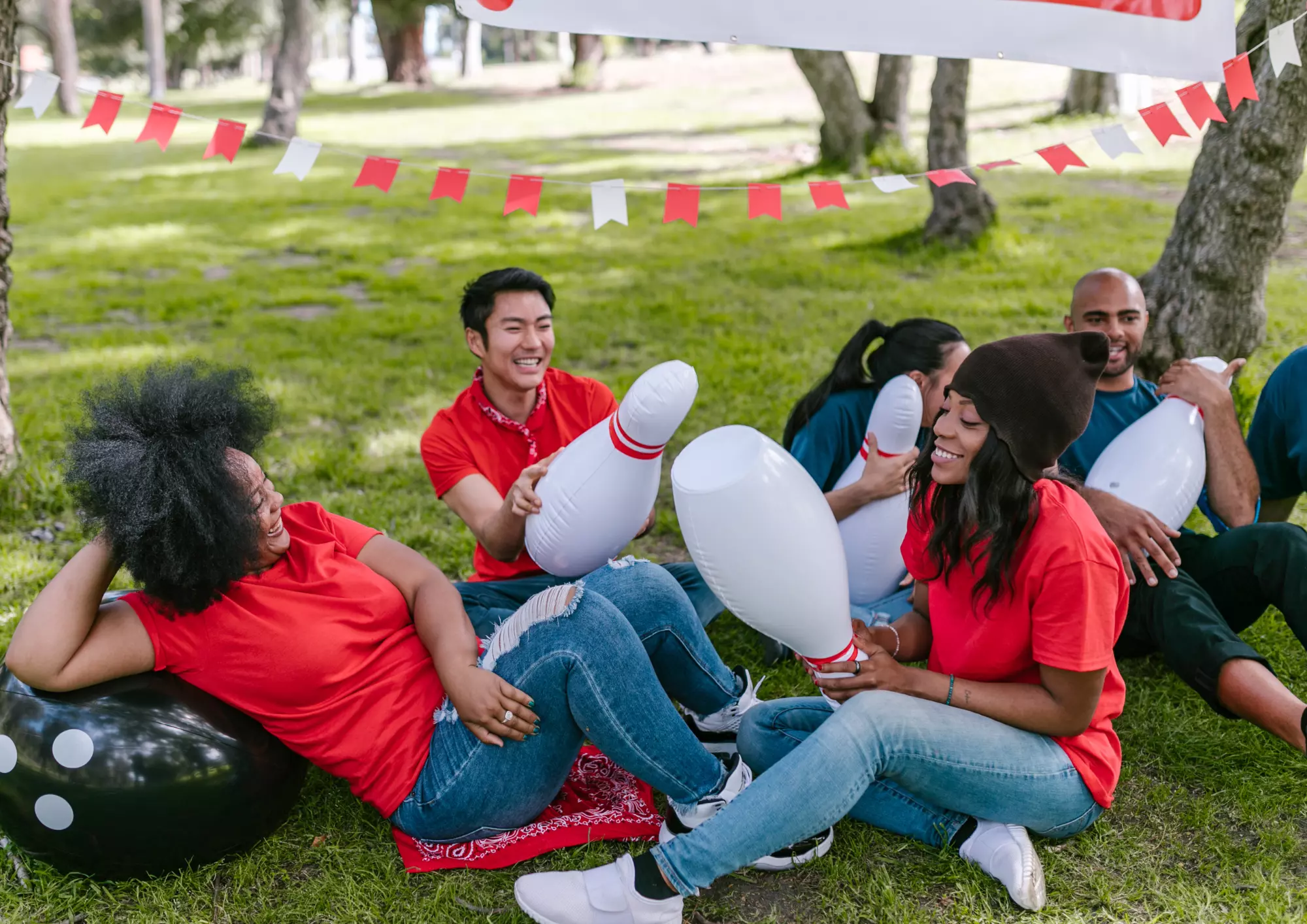 Équipe célébrant une réussite lors d'un team building, illustrant la stimulation de la motivation