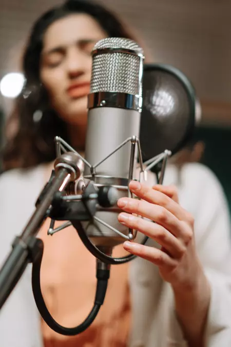 plan rapproché d'une chanteuse devant son micro