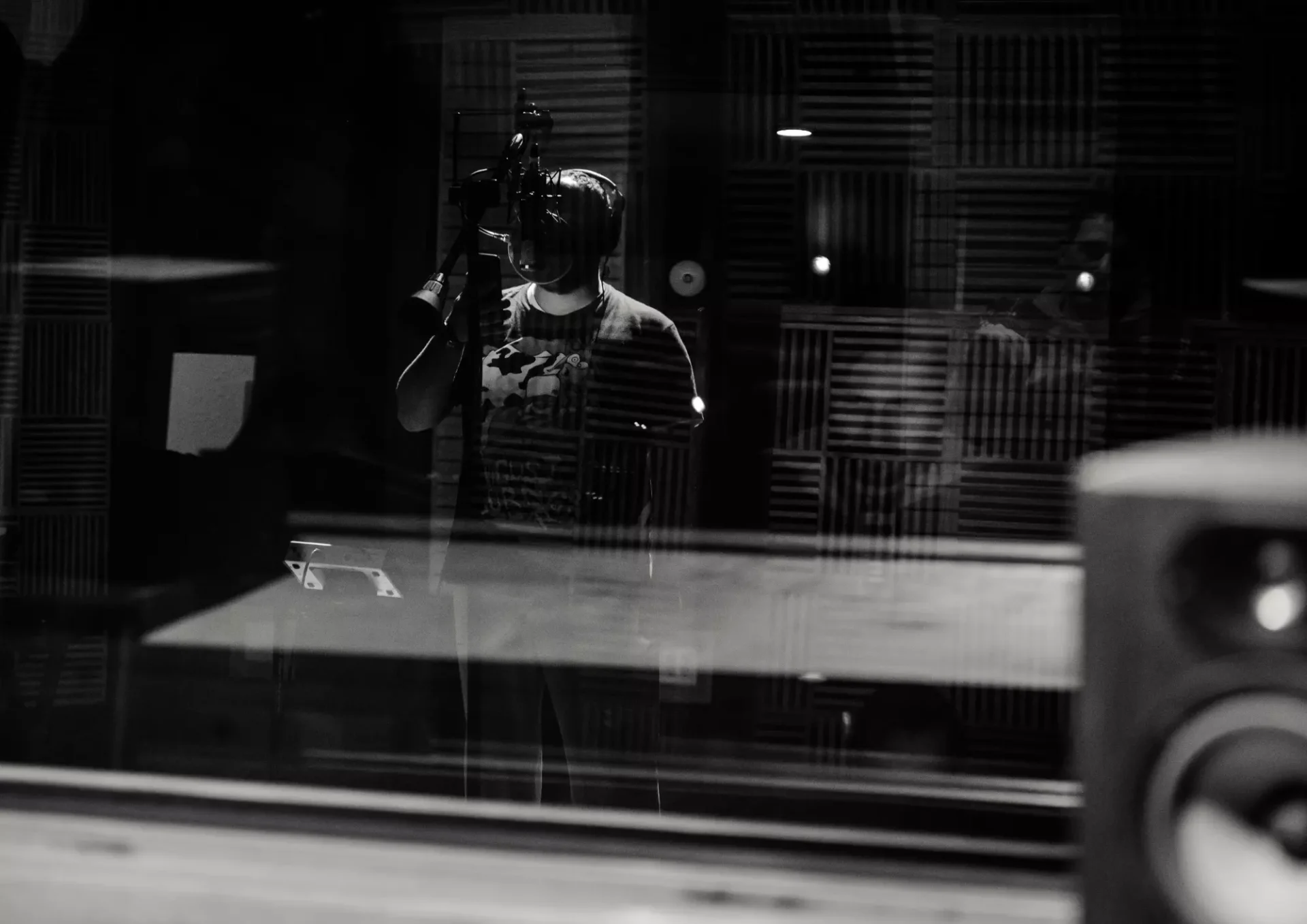 image d'un chanteur dans u studio en noir et blan