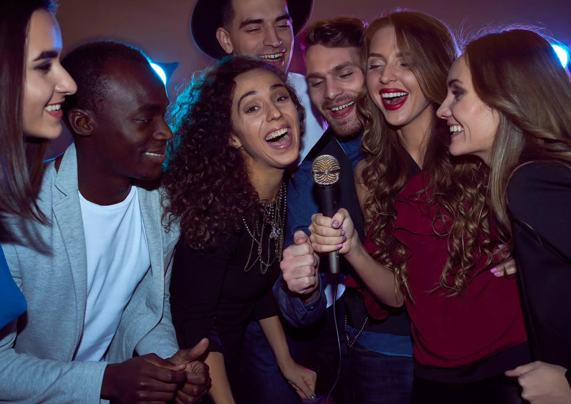 groupe de personne chantant ensemble 