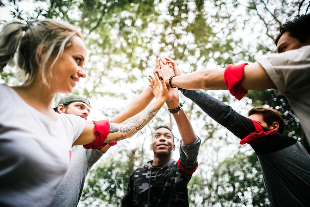 Équipe participant à une activité de plein air ou à un jeu de groupe, montrant l'engagement et la diversité des activités