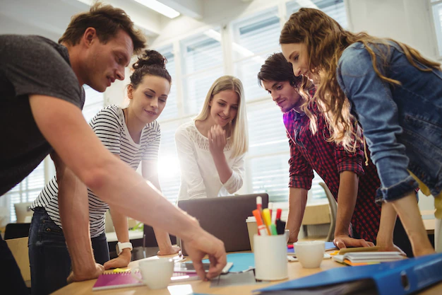 Équipe en réunion, discutant et définissant les objectifs du team building, illustrant la planification stratégique