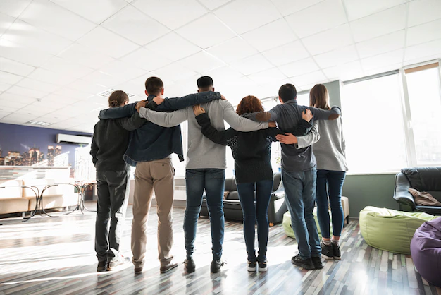 Équipe soudée et motivée après un team building réussi, illustrant les bénéfices de l'activité