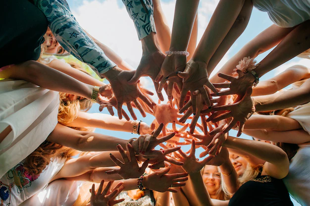 Équipe discutant et réfléchissant ensemble, illustrant la réflexion et l'apprentissage lors d'un team building