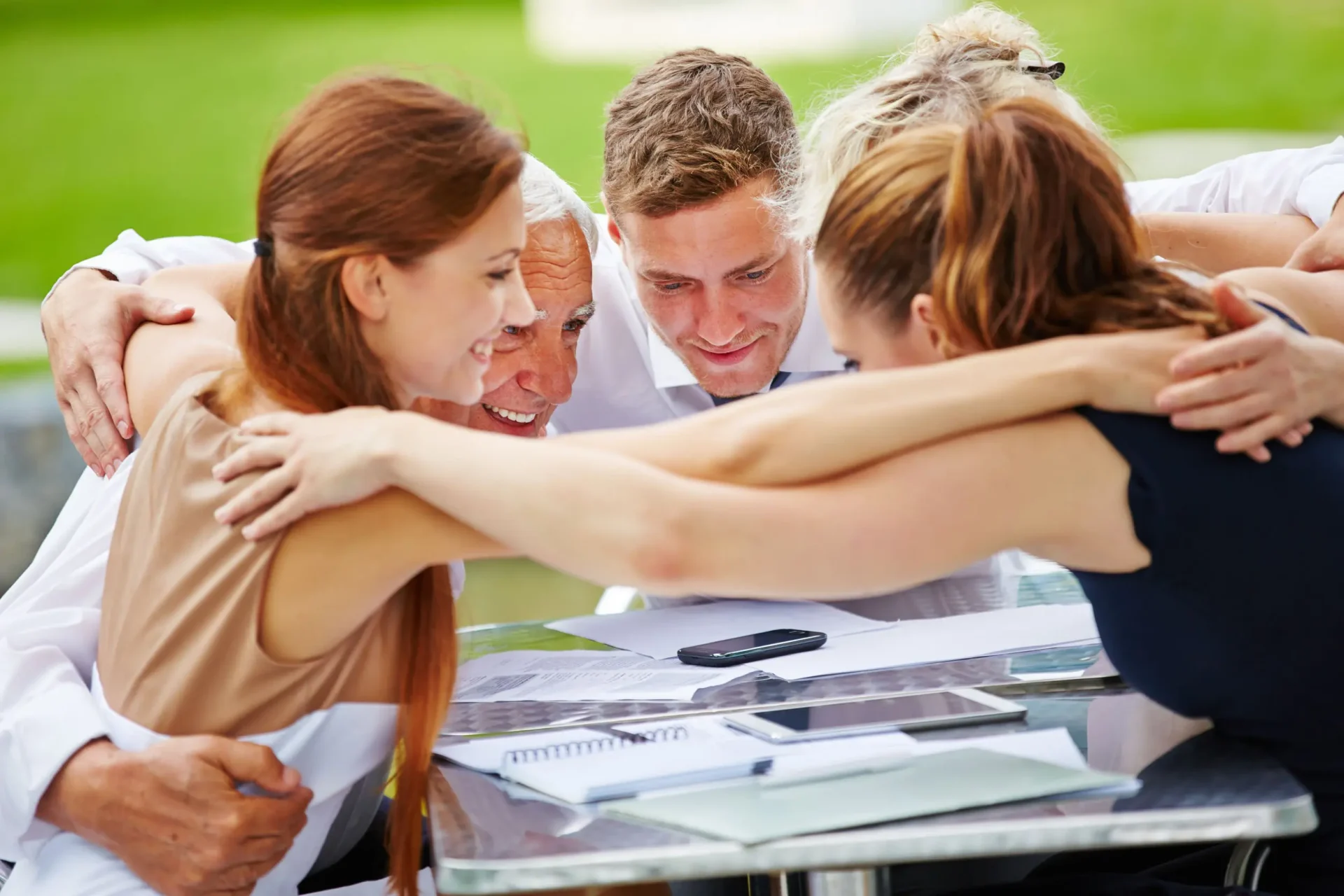 Équipe souriante et dynamique participant à une activité de team building, symbolisant l'esprit d'équipe et la collaboration