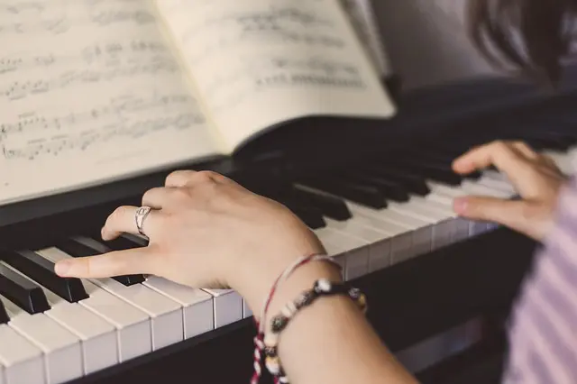 jeune femme jouant du piano