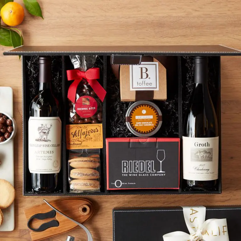 Coffret cadeau, à l'interieur il y a des bouteille de vin